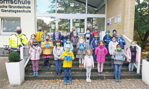 Klasse 1 d der Grundschule Eichendorff mit dem Kontaktbeamten Jens Ortelt.
