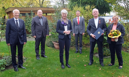 Karl Ermert wurde im kleinen Kreis der Bundesverdienstorden übergeben (von links): Professor Dr. Franz Riemer (Bundesvorsitzender des Arbeitskreises Musik in der Jugend e. V.), Dietrich Burggraf (ehem. Vorsitzender des Trägervereins der Bundesakademie für Kulturelle Bildung Wolfenbüttel) , Landrätin Christiana Steinbrügge, Ministerialrat Dr. Sebastian Saad (Bundesbeauftragte für Kultur und Medien), Dr. Karl Ermert und Inge Ermert.   