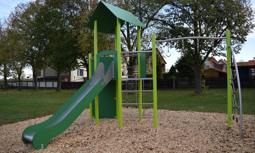 Die Kinder in Lengde können sich über eine neue Kletterkombination auf ihrem Spielplatz freuen.