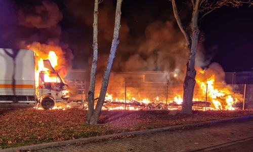 Die Fahrzeuge standen in Vollbrand.