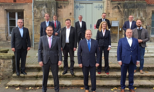 Am Tage der Vertragsunterzeichnung hinten v. l. n. r.: Christian Seidenkranz, Rüdiger Fricke, Andreas Busch, Jan Fricke; Mitte v. l. n. r.: Matthias Lorenz, Martin Hartmann, Alexander Hoppe, Elisabeth Heister- Neumann, Malte Schneider; vorne v. l. n. r.: Gero Janze, Gerhard Radeck, Wittich Schobert