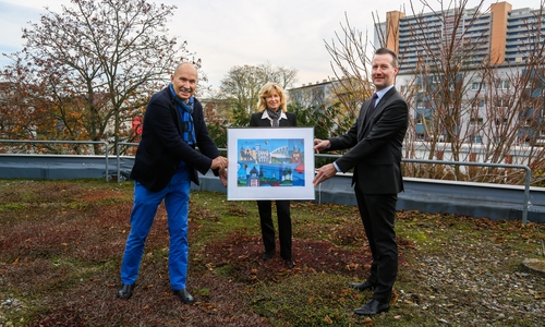 Von links: Hans-Joachim Grove (Vorstandsmitglied der Grove-Moldovan Art-Foundation und Inhaber der ROM-ART Galerie), Claudia Kayser (Leiterin der Direktion Wolfsburg von der Volksbank BraWo) und Michael Pannwitz (Leiter Individualkunden von der Volksbank BraWo) präsentieren die Kunstkarte (im Bilderrahmen vergrößert abgebildet), deren Erlöse der Kinder- und Jugendarbeit zu Gute kommen. 