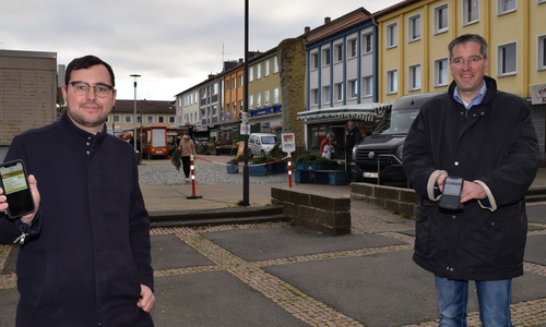 Stefan Härtwig (links) hat das öffentliche WLAN auf dem Marktplatz Jürgenohl installiert, Oberbürgermeister Dr. Oliver Junk testet es.