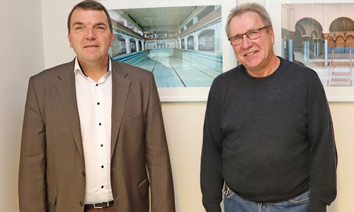 Klinikum-Geschäftsführer Axel Burghardt und Hubertus Mahnkopf bei der Eröffnung der Ausstellung im vergangenen Jahr.   