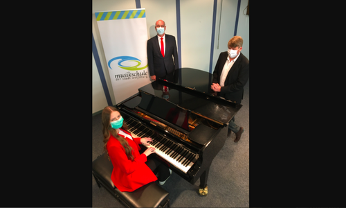 Melanie Becher (Preisträgerin), Christian Eichler (Vorstandsmitglied Sparkassenstiftung Gifhorn-Wolfsburg für Kultur und Soziales), Andreas Meyer (Leiter der Musikschule der Stadt Wolfsburg), 