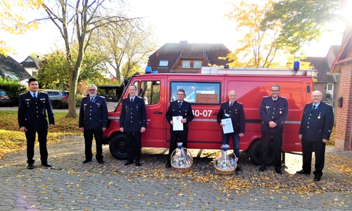 Von links: Kreisbrandmeister Tobias Thurau, stellv. Abschnittsleiter Lothar Kolmsee, stellv. Ortsbrandmeister PeterThiele, Heinz Hermann Alltag, Roland Kreibich, Ortsbrandmeister Christian Thies und Gembrandmeister Hans- Friedrich Thiemann.