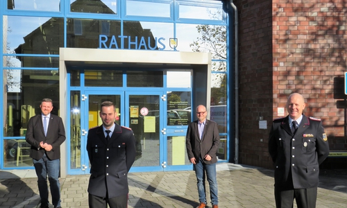 Bürgermeister Andreas Busch (l.) und Verwaltungsleiter Tobias Breske (2.v.r.) gratulieren Simon Rebel (r.) und Jan Wehrstedt, die das Gemeindekommando jetzt als neuen Gemeindebrandmeister und Vertreter vorschlug.