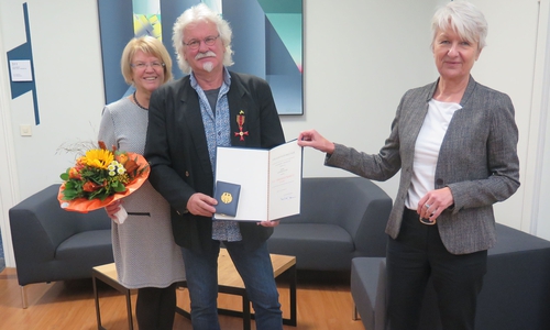 (v.l.n.r.) Gudrun Kramer-Grodd, Manfred Kramer und Landrätin Christiana Steinbrügge bei der Überreichung des Bundesverdienstkreuzes. 