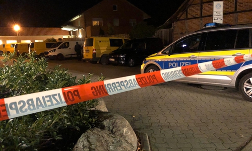 In Jembke wurde ein Mann von der Polizei angeschossen, nachdem er mit einem Messer auf eine Beamtin losgegangen war. Video: aktuell24