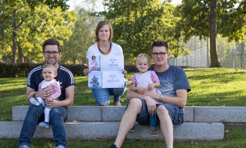 Von links: Markus Mende (Interkulturelles Väterbüro) mit Tochter Zoe, Birte Neitzel (Netzwerkkoordination Frühe Hilfen) und Martin Neitzel mit Tochter Lenja präsentieren die neuen Checklisten für werdende und junge Väter. 