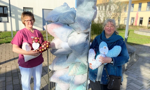 Breast Care Nurse Gudrun Riese freut sich über 200 neue Herzkissen. 