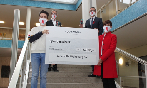 Wolfsburgs Oberbürgermeister Klaus Mohrs, Dr. Lars Nachbar, Leiter Konzern Gesundheitswesen/Volkswagen links unten: Joel Kraus, stellvertretender Vorsitzender/Aids-Hilfe Wolfsburg e. V.  rechts unten: Julia Streuer, Vorsitzende/Aids-Hilfe Wolfsburg e. V.   