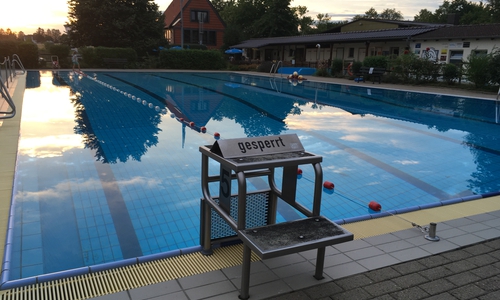 Das Freibad Dettum wird winterfest gemacht.