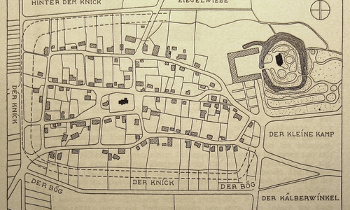 Vereinfachte Umzeichnung der Verkoppelungskarte von Rosenthal (1855/56). Die damaligen Reste der mittelalterlichen Stadtbefestigung umgeben gestrichelt den Ort. Links unten in Richtung Hildesheim lag das Elstertor, dessen Grundriss sich aber nicht mehr abzeichnete. Oben rechts das Rittergut mit dem Ringgraben der mittelalterlichen Burg und dem Grabenansatz der Vorburg nördlich des Wirtschaftshofs des Ritterguts. (Repro aus: Die Kunstdenkmale der Provinz Hannover, Kreis Peine. 1938)