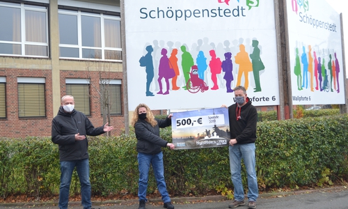  Gesamtschuldirektor Ulf Blanke, Ina May vom Förderverein und NightRider Andreas Ruppert bei der Spendenübergabe.