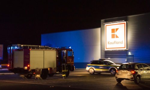Feuerwehr und Polizei auf dem Kaufland-Parkplatz. (Archivbild) 