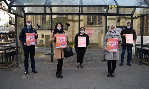 Von links: Andreas Rademacher (Verkehrsmeister Stadtbus Goslar GmbH), Viktoria Dewald (Frauenhaus Goslar), Larissa Kosinski (BISS), Vera Tietz (Gleichstellungsbeauftragte (Stadt Goslar und Oberbürgermeister Dr. Oliver Junk präsentieren die Plakate mit der Hilfetelefonnummer.