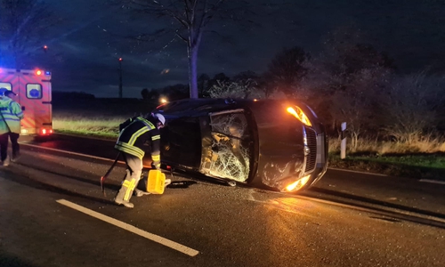 Der Skoda wurde auf die Seite katapultiert.