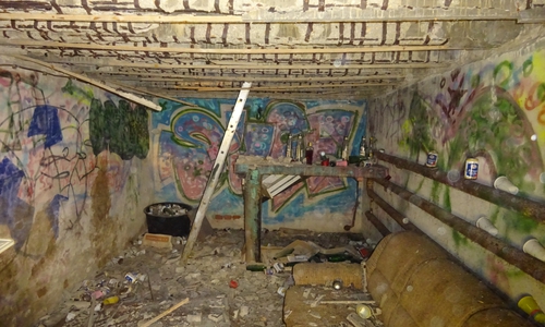Hier hatte man offenbar auch ohne Strom, Heizung oder Wasserversorgung Spaß: Bei Sanierungsarbeiten am Jugendhaus OST wurde eine "Kellerbar" entdeckt.