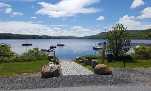 Das Dorf, in dem das Ehepaar lebt, liegt zwischen einem See und tiefen Wäldern in New Hampshire. Diesen See haben die beiden quasi vor der Tür.