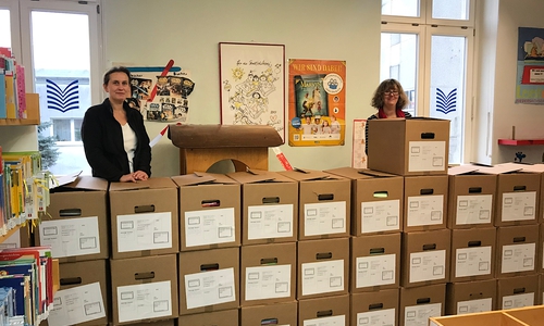 Fleißig am Packen: Büchereileiterin Daniela Spötter (r.) und Barbara Cappelmann. 