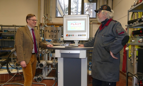 Bernd Hauer, Gerätewart in der Feuerwehrtechnischen Zentrale in Gifhorn, erklärte Landrat Dr. Andreas Ebel die neue Technik des Pumpenprüfstandes.