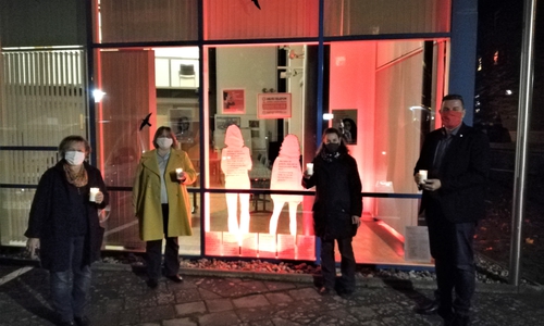 Edelgard Hahn, Diana Siedentopf, Julia Carluccio und Andreas Busch eröffneten die Installation zum Thema „Wir brechen das Schweigen“.