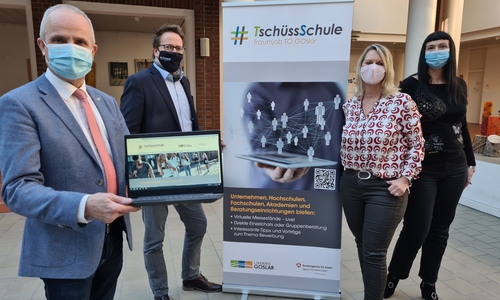 Landrat Thomas Brych, Michael Conzen (Leiter des Fachbereichs Bildung und Kultur beim LK GS), Anne Göbel von Koordinierungsstelle Übergang Schule – Beruf und Susanne Kohlert-Schildt (Bereichsleiterin bei der Agentur für Arbeit Braunschweig-Goslar) (von links) freuen sich auf die virtuelle Messe zur Berufsorientierung „TschüssSchule“.