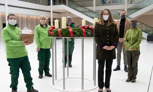 Als Dankeschön für die geleistete Arbeit gab es einen Präsentkorb für die Grünwerker in Begleitung von Werkstattleiter Maximilian Pink (Zweiter von rechts). Landtagspräsidentin Dr. Gabriele Andretta (Dritte von rechts) überreichte ihn. 