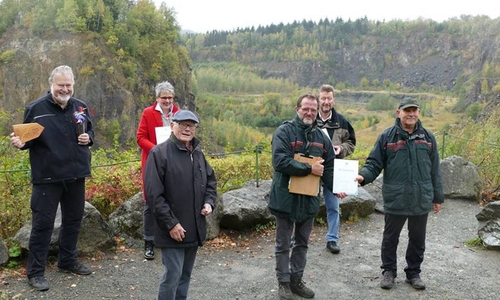 Hohe Auszeichnung für ein Harzer Kleinod: Der Spur der Steine - Pfad um den Steinbruch bei Wolfshagen ist als  Premium-Spazierwanderweg aufgewertet. Unser Foto zeigt von links Jochen Becker vom Deutschen Wanderinstitut,  Helgrit Korsch von der Touristinfo Wolfshagen, Dr. Eilhard Cordes, Revierförster Rainer Hoffmeister, Ortsbürgermeister  Burkhard Pahl sowie Forstamtsleiter Henning Geske   