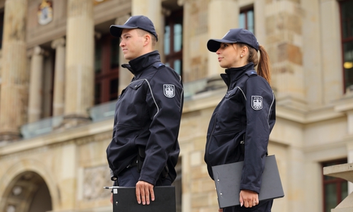 Die neue Dienstkleidung sieht so aus.