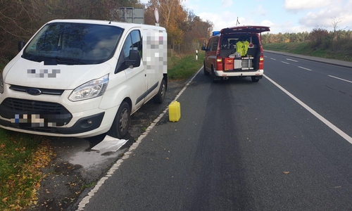 Die Feuerwehr fand ein herrenloses Fahrzeug vor, das offenbar die Betriebsmittel verloren hatte.