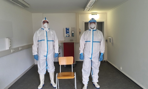 Zwei Mitarbeiter des Gesundheitsamtes im neuen Abstrichzentrum im Ribbesbüttler Weg. 