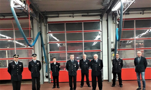 Von links: Kreisbrandmeister Tobias Thurau, Abschnittsleiter Ost Markus Rischbieter, der zukünftige erste stellv. Gemeindebrandmeister im Abschnitt Süd Patrick Heinemann, der zukünftige Gemeindebrandmeister Jan Fischer, der wiedergewählte zweite stellv. Gemeindebrandmeister im Abschnitt Nord Uwe Faulborn, der amtierende Gemeindebrandmeister Hans-Friedrich Thiemann, der im Amt bestätigte erste stellv. Gemeindebrandmeister im Abschnitt Nord Dieter Borchers und Samtgemeindebürgermeister Dirk Neumann  