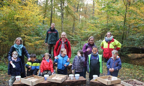 Die Schüler sammelten Eicheln und bauten Kästen für die Eichelhäher.