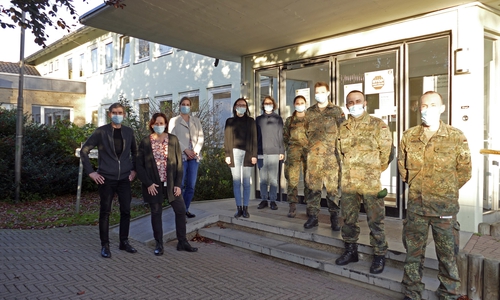 Dr. Agnieszka Opiela, Leiterin des Gesundheitsamtes Peine (Vierte von links), mit Mitarbeiterinnen und Mitarbeitern sowie den vier abgeordneten Soldaten der Bundeswehr. 