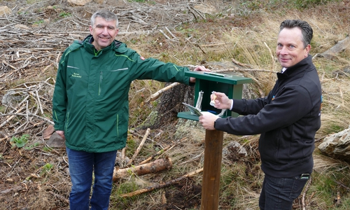 Von links: Klaus Dumeier von der Harzer Wandernadel und Markus Beese, Leiter Marketing von der Volksbank BraWo und Botschafter von United Kids Foundations, stellen die neue Stempelstelle im United Kids Foundations-Wald vor.