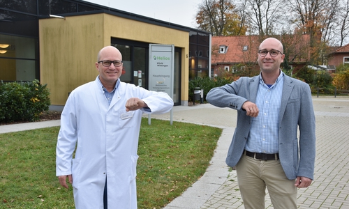 Hannes Winterhoff (r.), Kaufmännischer Standortleiter der Helios Klinik Wittingen, begrüßt Carlos Benejam Sydow als neuen Chefarzt für Kardiologie.