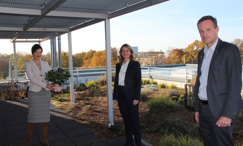 Irina Helm (in der Mitte) wird zum 1. Januar zweite Geschäftsführerin der NEULAND in Wolfsburg. Aufsichtsratsvorsitzende Immacolata Glosemeyer (links) und Hans-Dieter Brand als Geschäftsführer gratulierten.