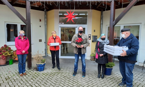 Mit einer Kuchenspende sollte den Senioren und Mitarbeitern eine Freude bereitet werden.