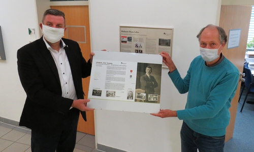 Uwe Otte und Bürgermeister Andreas Busch bei der Übergabe des Gedenktafel-Drucks im Rathaus.