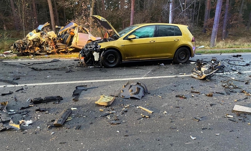 Im Hintergrund der total zerstörte Mercedes.