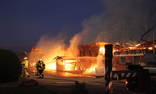 Die Feuerwehr hatte gegen ein Flammenmeer anzukämpfen.