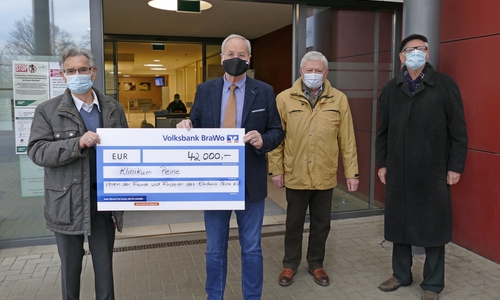 Fördervereins-Vorsitzender Adolf Stöhr (von links) überreichte Klinik-Geschäftsführer Wolfgang Jitschin gemeinsam mit Dr. Peter Schroer und Hans-Hinrich Munzel den Spendenscheck.