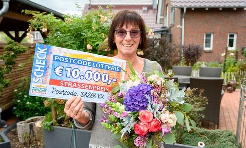 Ingrid freut sich über ihre 10.000 Euro.