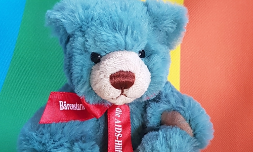 Der Teddy ist am 1. Dezember Beratungsstelle in der Kleiststraße 13 erhältlich.