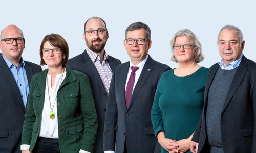 Neue Kirchenregierung mit Synodenpräsident (v.l.): Dr. Peter Abramowski, Henning Böger, Catarina Köchy, Thomas Ehgart, Dr. Christoph Meyns, Andrea Mitzlaff, Jürgen Hirschfeld, Dr. Jörg Mayer.