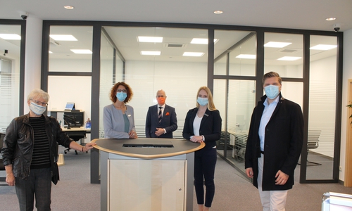 Ortsbürgermeisterin Ilse Schulz (l.) und der Vertreter des Gemeindebürgermeisters Otto-Heinz Fründt, Michael Take (r.) ließen sich von Filialleiterin Sabrina Keunecke (2.v.r.) und Serviceberaterin Heidi Burgdorf (2.v.l.) sowie dem Leiter der Direktion Peine, Stefen Honrath (m.) die neugestaltete Geschäftsstelle in Groß Ilsede zeigen. 