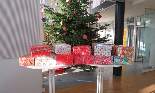 Ein kleiner Teil der „Päckchen für die Gemeinde Lehre“ des letzten Jahres im Ratssaal.