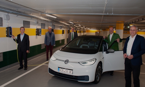 Von links: Klaus Mohrs, Wilfried Andacht, Marc-Frederik Augath, Ingolf Viereck und Kai-Uwe Hirschheide an den neuinstallierten E-Ladestationen in der Tiefgarage. 